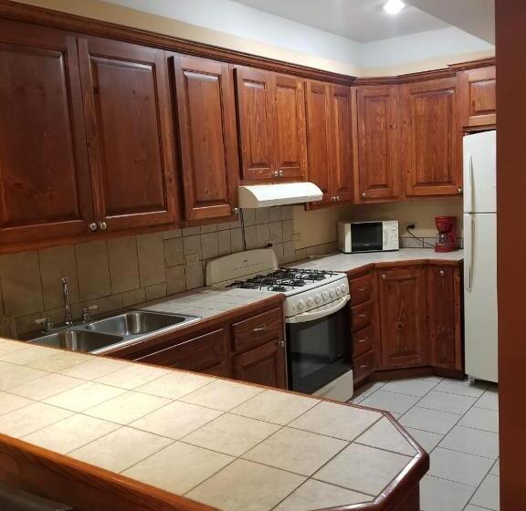 דירת שני חדרים, Sea Rock