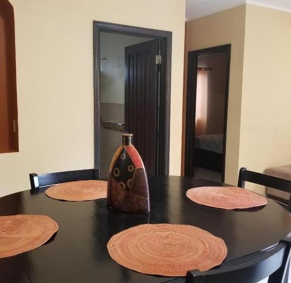 דירת שני חדרים, Sea Rock