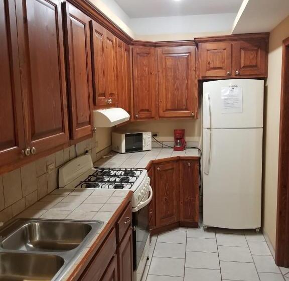 דירת שני חדרים, Sea Rock