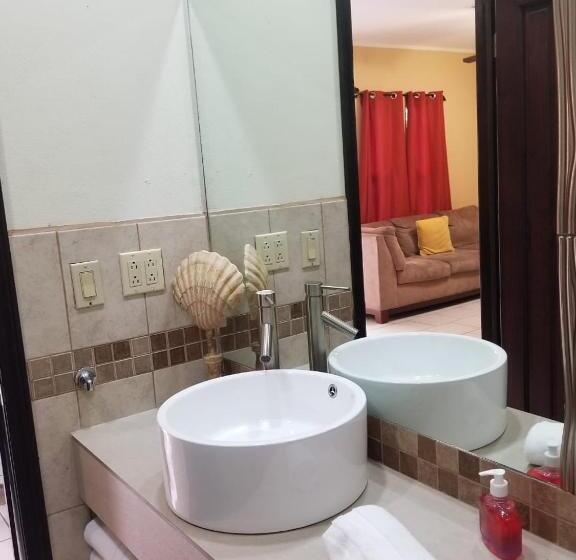 דירת שני חדרים, Sea Rock