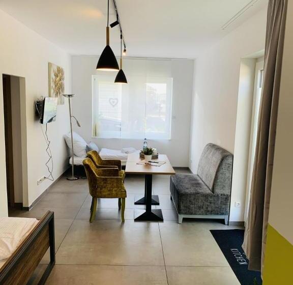 غرفة كلاسيكية رباعية, Gäste Und Messezimmer Adelheidsdorf