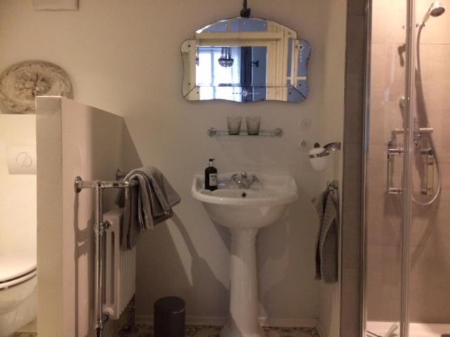 شقة غرفة واحدة, Pension Chapeau