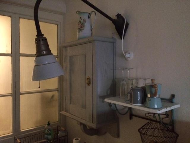 شقة غرفة واحدة, Pension Chapeau