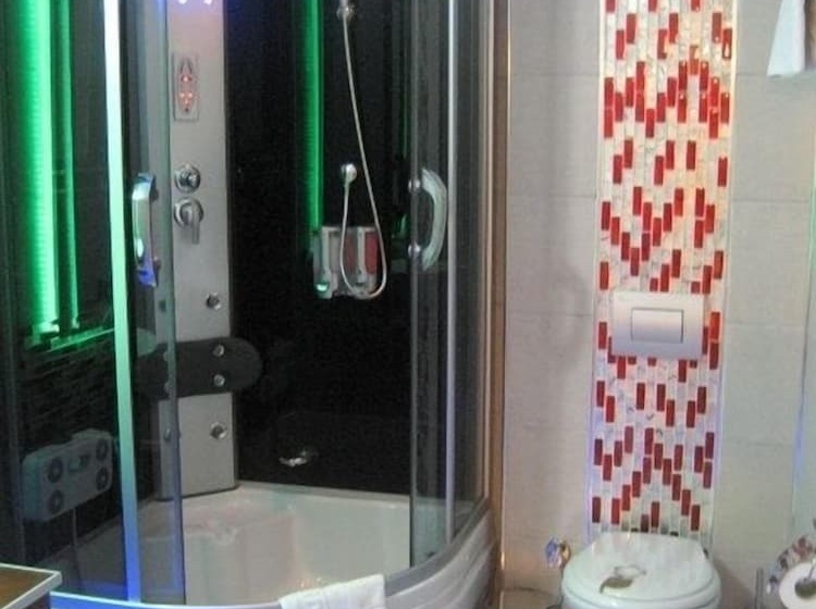 غرفة ديلوكس, Anil