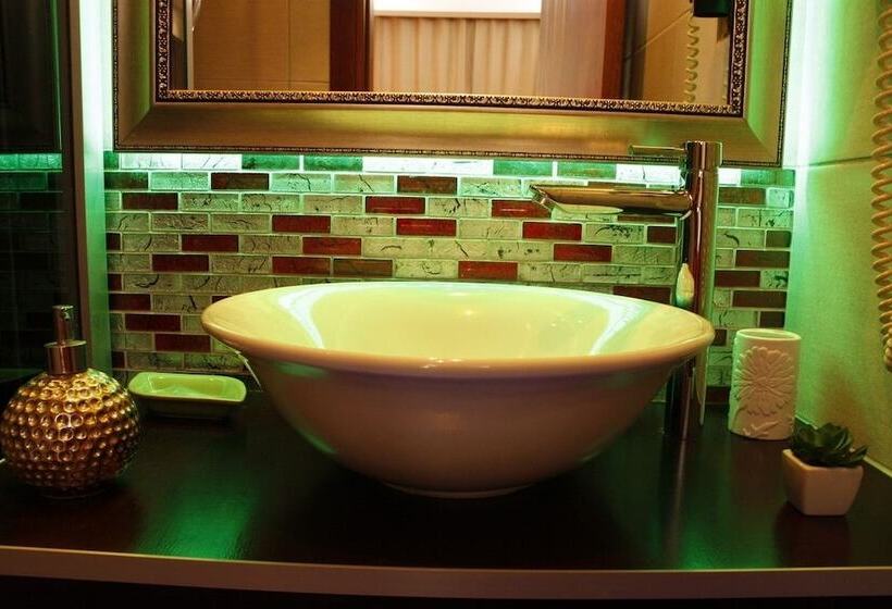 غرفة ديلوكس, Anil