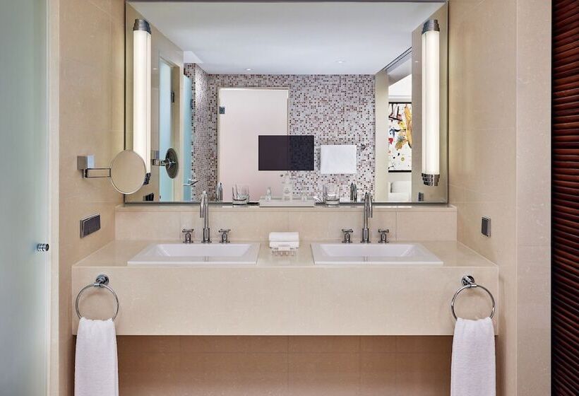 جناح جونيور, Jw Marriott Hotel Frankfurt