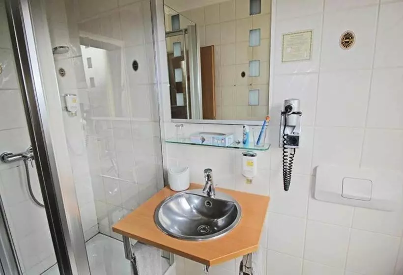 Standard Yhden Hengen Huone, Lindenkrug