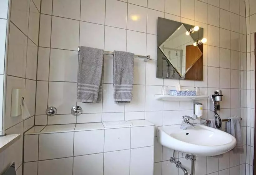 Economy Yhden Hengen Huone, Lindenkrug