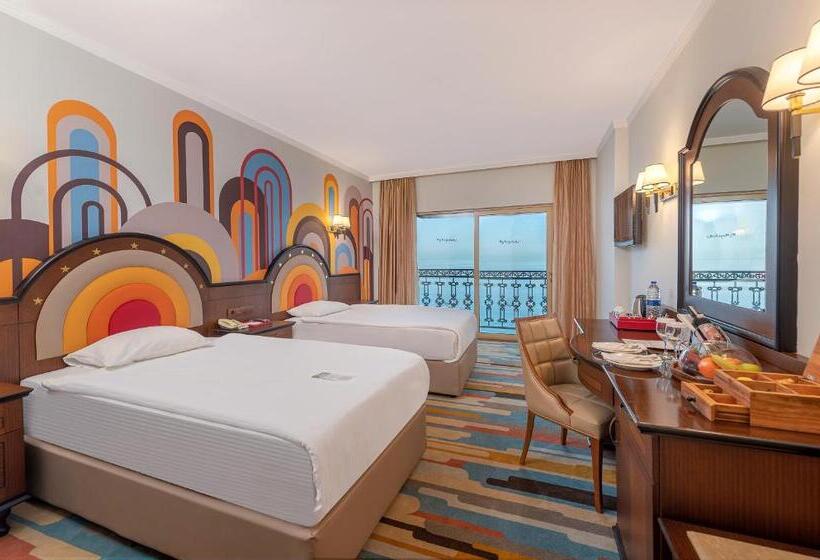 اتاق سه نفره دلوکس با چشم‌انداز دریا, Megasaray Westbeach Antalya