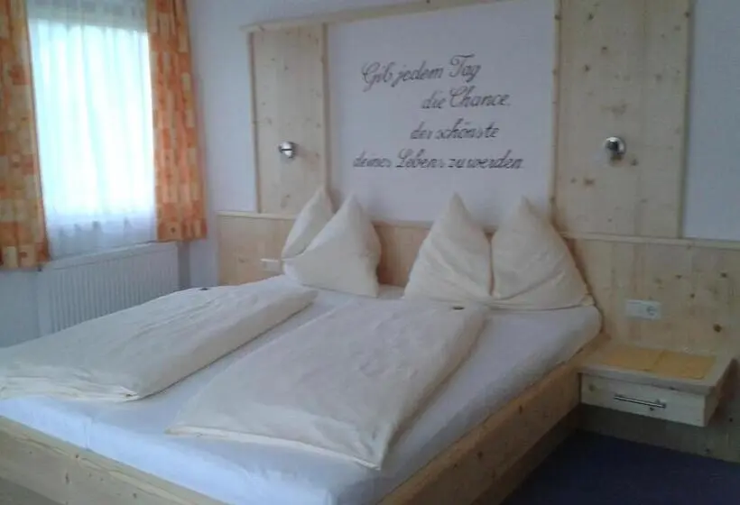 Standard Kolmen Hengen Huone Parveke, Gästehaus Pürstl Kocher