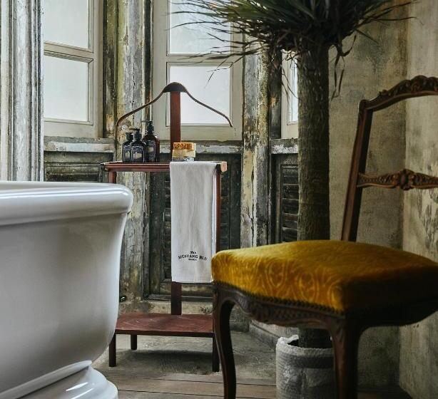 اتاق لوکس, The Mustang Blu