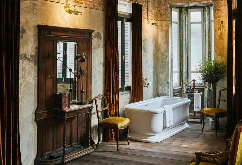 اتاق لوکس, The Mustang Blu