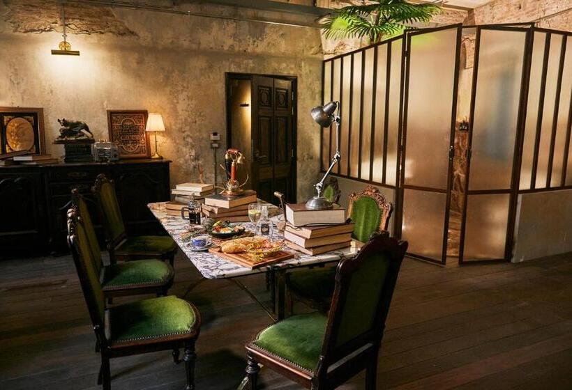 اتاق لوکس, The Mustang Blu