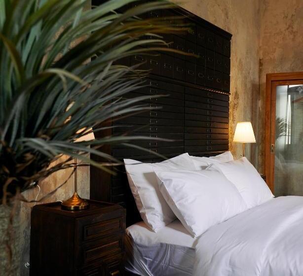 اتاق لوکس, The Mustang Blu