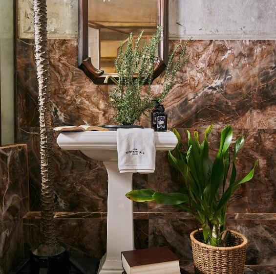 اتاق لوکس با بالکن, The Mustang Blu