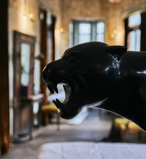 اتاق لوکس با بالکن, The Mustang Blu