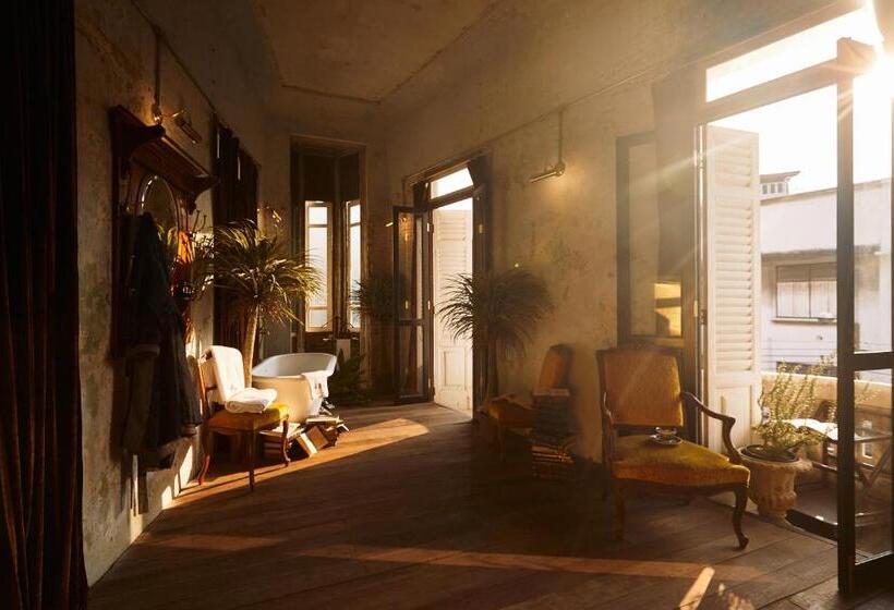 اتاق لوکس با بالکن, The Mustang Blu