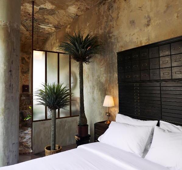 اتاق استاندارد با بالکن, The Mustang Blu