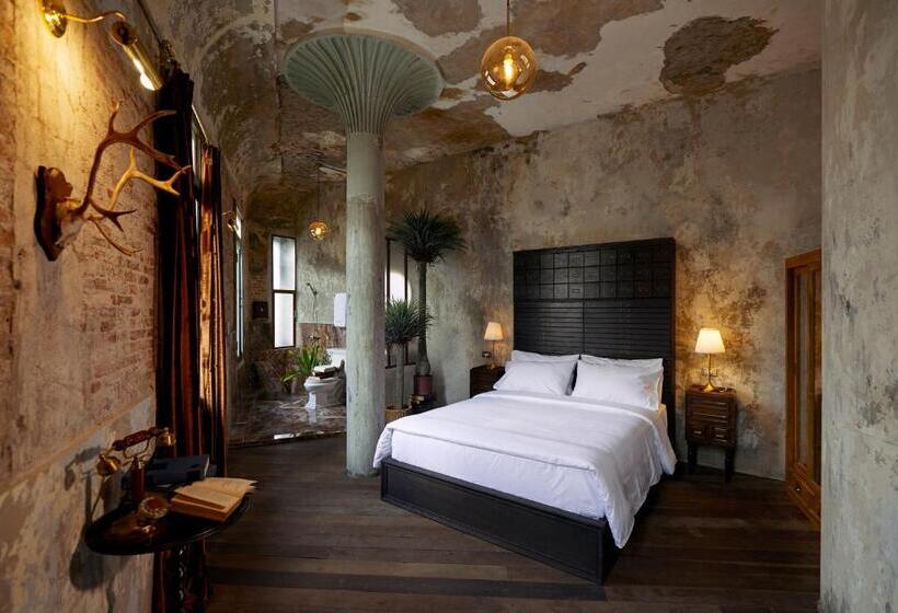 اتاق استاندارد با بالکن, The Mustang Blu