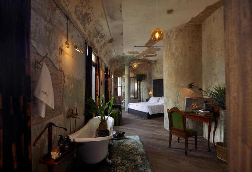 اتاق لوکس, The Mustang Blu