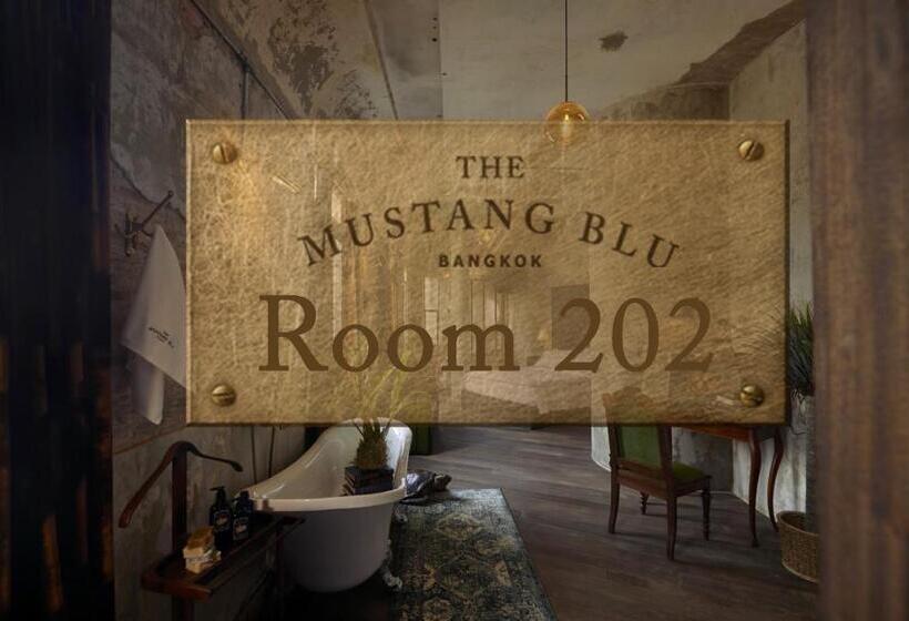 اتاق لوکس, The Mustang Blu