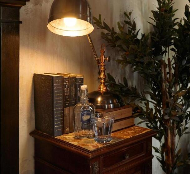 اتاق لوکس, The Mustang Blu