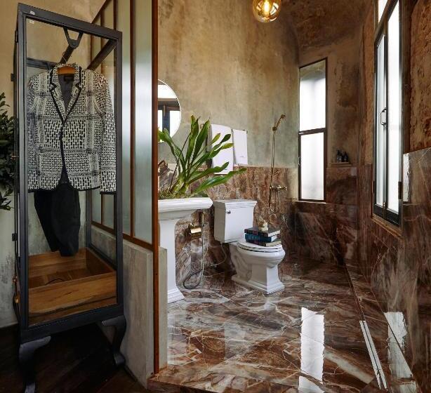 اتاق لوکس, The Mustang Blu