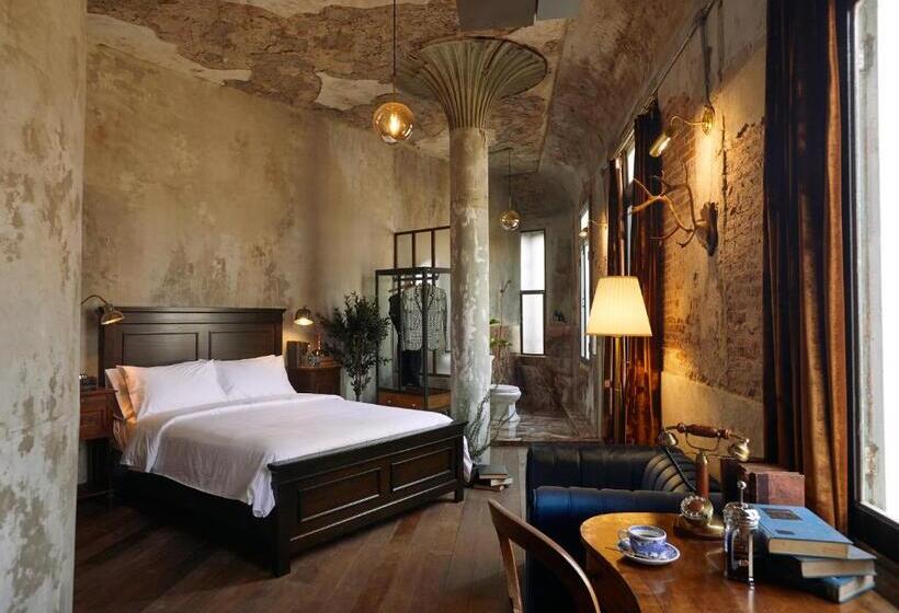 اتاق لوکس, The Mustang Blu