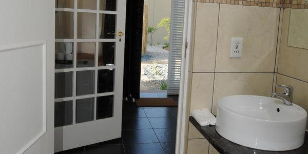 اتاق اجرایی با تخت بزرگ, 59 On Central