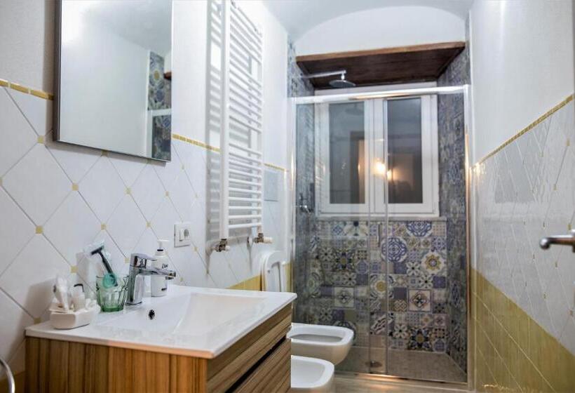 اتاق سوپریور خانوادگی, A Room De Scugnizzi