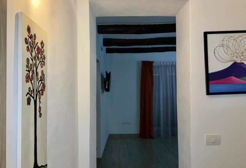 اتاق سوپریور خانوادگی, A Room De  Scugnizzi