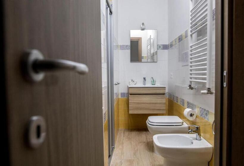 اتاق لوکس, A Room De Scugnizzi