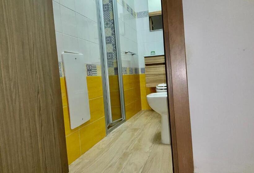 اتاق لوکس, A Room De Scugnizzi