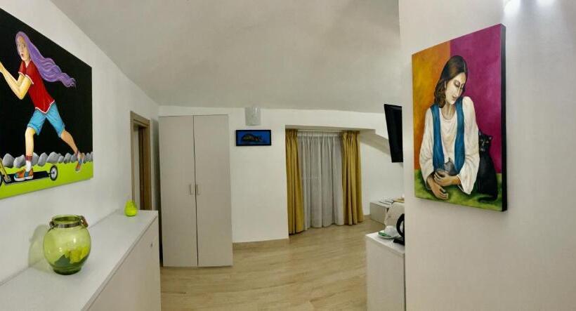 اتاق اجرایی سه نفره, A Room De Scugnizzi
