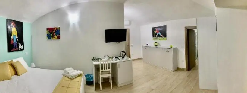 اتاق اجرایی سه نفره, A Room De Scugnizzi