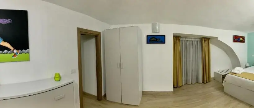 اتاق اجرایی سه نفره, A Room De Scugnizzi