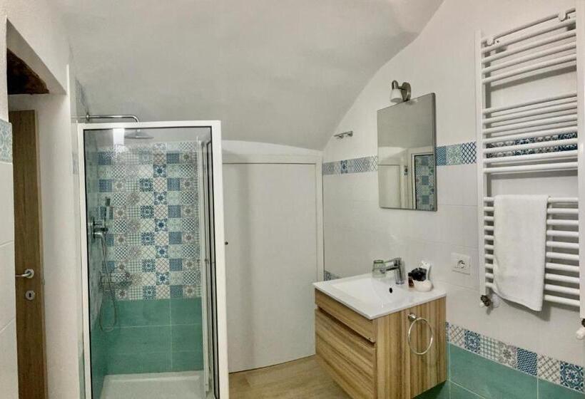 اتاق اجرایی سه نفره, A Room De Scugnizzi