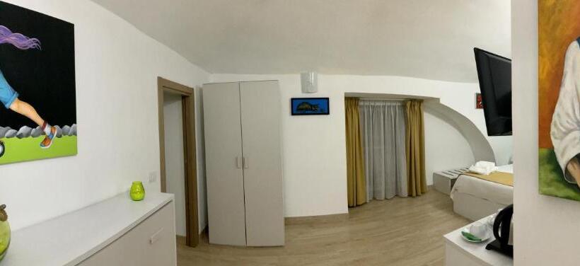 اتاق اجرایی سه نفره, A Room De  Scugnizzi