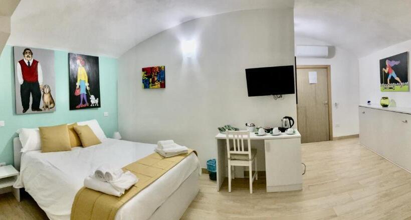 اتاق اجرایی سه نفره, A Room De Scugnizzi