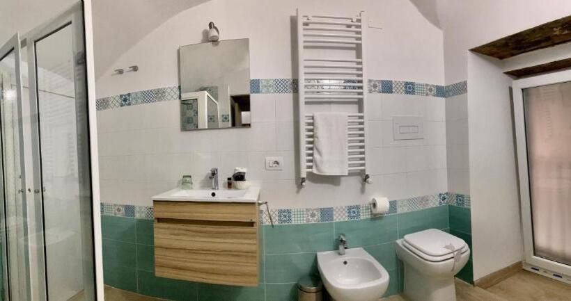 اتاق اجرایی سه نفره, A Room De Scugnizzi