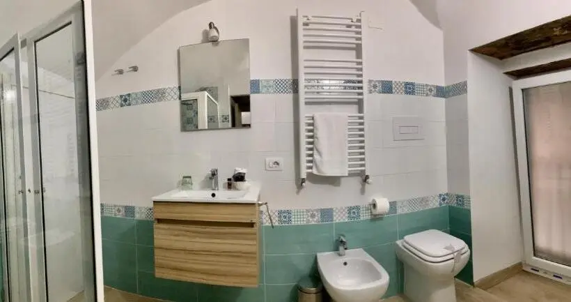اتاق اجرایی سه نفره, A Room De Scugnizzi