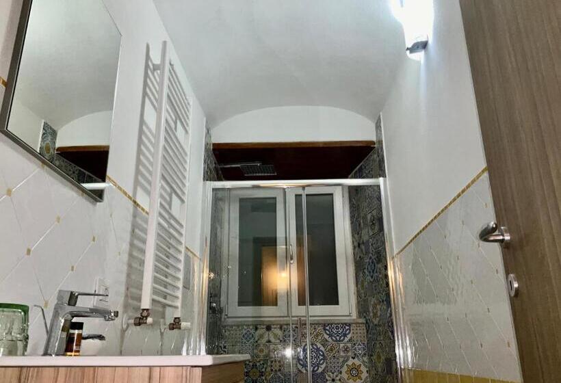 اتاق سوپریور خانوادگی, A Room De Scugnizzi