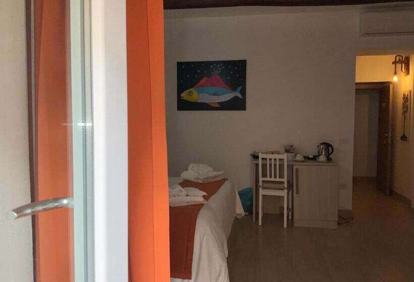 اتاق سوپریور خانوادگی, A Room De  Scugnizzi