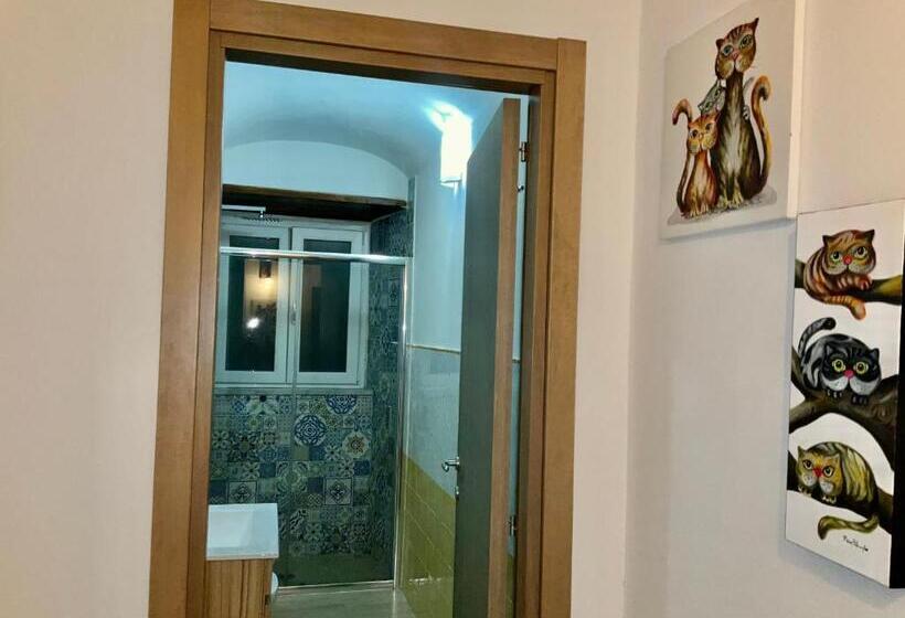 اتاق سوپریور خانوادگی, A Room De Scugnizzi