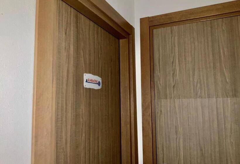 اتاق سوپریور خانوادگی, A Room De Scugnizzi