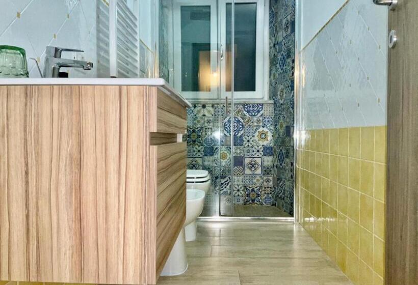 اتاق سوپریور خانوادگی, A Room De  Scugnizzi