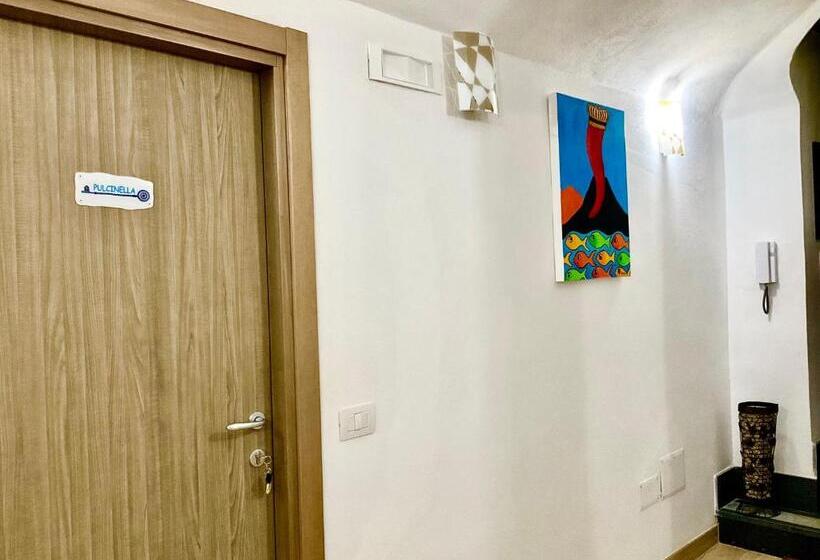 اتاق لوکس, A Room De  Scugnizzi