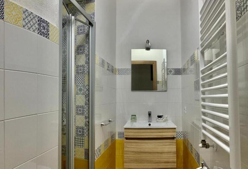 اتاق لوکس, A Room De Scugnizzi