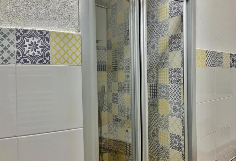 اتاق لوکس, A Room De Scugnizzi