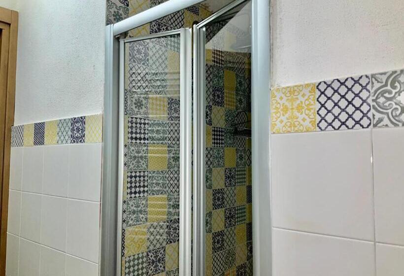 اتاق لوکس, A Room De Scugnizzi